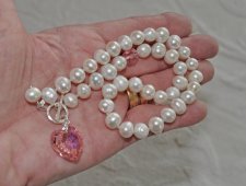 Elegant halsband med vita sötvattenspärlor, Charlotte-slipade tjeckiska glaspärlor och en vintage Swarovski Light Rose-kristall 