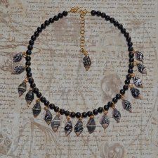 Gotisk sjöjungfru-choker med svarta ebenholtspärlor och mörka spiralformade snäckor. Justerbar längd med 18K guldförgyllda detal