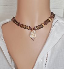 Handgjord choker med varma vintage-kokospärlor, sandelträpärlor och en vacker snäcka som mittpunkt. Justerbar längd med 18K guld