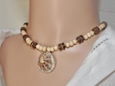 Handgjort mermaidcore choker-halsband med naturliga träpärlor och kokos-heishi-pärlor, centralt prytt med en unik limpetsnäcka. 