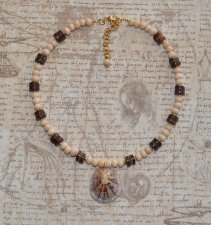 Handgjort mermaidcore choker-halsband med naturliga träpärlor och kokos-heishi-pärlor, centralt prytt med en unik limpetsnäcka. 