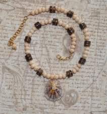 Handgjort mermaidcore choker-halsband med naturliga träpärlor och kokos-heishi-pärlor, centralt prytt med en unik limpetsnäcka. 