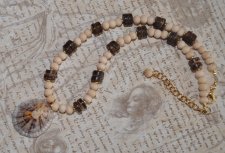 Handgjort mermaidcore choker-halsband med naturliga träpärlor och kokos-heishi-pärlor, centralt prytt med en unik limpetsnäcka. 