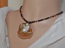 Handgjort mermaidcore choker-halsband med färgglada tjeckiska seed beads, fasetterad hessonit-garnet och en delikat guldmussla i