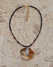 Handgjort mermaidcore choker-halsband med färgglada tjeckiska seed beads, fasetterad hessonit-garnet och en delikat guldmussla i