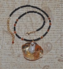 Handgjort mermaidcore choker-halsband med färgglada tjeckiska seed beads, fasetterad hessonit-garnet och en delikat guldmussla i