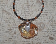 Handgjort mermaidcore choker-halsband med färgglada tjeckiska seed beads, fasetterad hessonit-garnet och en delikat guldmussla i