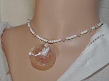 Handgjort mermaidcore choker-halsband med mjuka vita seed beads, rosenkvarts och en delikat rosa jingle shell prydd med vit sötv