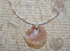 Handgjort mermaidcore choker-halsband med mjuka vita seed beads, rosenkvarts och en delikat rosa jingle shell prydd med vit sötv