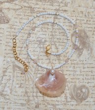Handgjort mermaidcore choker-halsband med mjuka vita seed beads, rosenkvarts och en delikat rosa jingle shell prydd med vit sötv