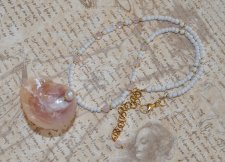 Handgjort mermaidcore choker-halsband med mjuka vita seed beads, rosenkvarts och en delikat rosa jingle shell prydd med vit sötv