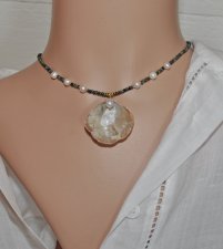 Handgjort chokerhalsband med svart och olivgrön tjeckisk glaspärla, vita sötvattenspärlor och en naturlig guldmussla med pärla. 