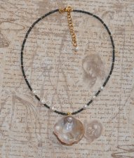 Handgjort chokerhalsband med svart och olivgrön tjeckisk glaspärla, vita sötvattenspärlor och en naturlig guldmussla med pärla. 