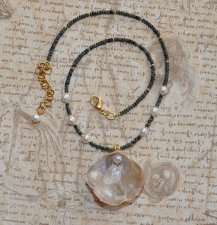 Handgjort chokerhalsband med svart och olivgrön tjeckisk glaspärla, vita sötvattenspärlor och en naturlig guldmussla med pärla. 