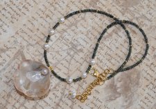 Handgjort chokerhalsband med svart och olivgrön tjeckisk glaspärla, vita sötvattenspärlor och en naturlig guldmussla med pärla. 