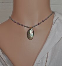 Handgjort mermaidcore choker-halsband med iriserande seed beads och facetterade ametistpärlor, prytt med en naturlig paua-snäcka