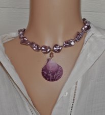 Unik handgjord choker med lila elektropläterade snäcknuggets, gyllene fröpärlor och lila kammussla med vintage Swarovski Light A