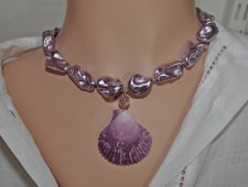 Unik handgjord choker med lila elektropläterade snäcknuggets, gyllene fröpärlor och lila kammussla med vintage Swarovski Light A
