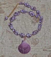 Unik handgjord choker med lila elektropläterade snäcknuggets, gyllene fröpärlor och lila kammussla med vintage Swarovski Light A