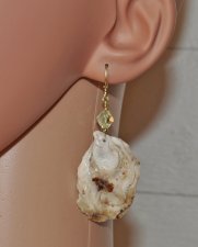 Havsinspirerade örhängen med handplockade ostronsnäckor och vintage Swarovski Jonquil AB-kristaller (8 mm). 18K guldpläterade ki