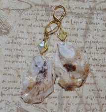 Havsinspirerade örhängen med handplockade ostronsnäckor och vintage Swarovski Jonquil AB-kristaller (8 mm). 18K guldpläterade ki