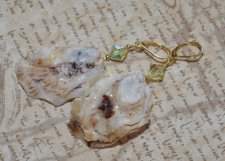 Havsinspirerade örhängen med handplockade ostronsnäckor och vintage Swarovski Jonquil AB-kristaller (8 mm). 18K guldpläterade ki