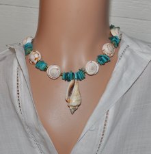 Turkos choker med skimrande Mother of Pearl-chips och delikata snäckor. 18K guldpläterade rostfria stålbeslag, hypoallergen och