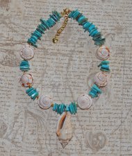 Turkos choker med skimrande Mother of Pearl-chips och delikata snäckor. 18K guldpläterade rostfria stålbeslag, hypoallergen och