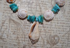 Turkos choker med skimrande Mother of Pearl-chips och delikata snäckor. 18K guldpläterade rostfria stålbeslag, hypoallergen och