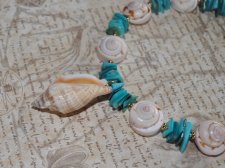 Turkos choker med skimrande Mother of Pearl-chips och delikata snäckor. 18K guldpläterade rostfria stålbeslag, hypoallergen och