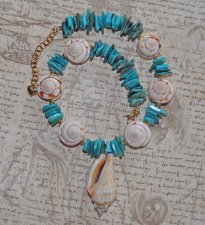 Turkos choker med skimrande Mother of Pearl-chips och delikata snäckor. 18K guldpläterade rostfria stålbeslag, hypoallergen och