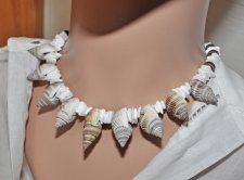 Boho-choker med vita snäckchips, kokos-heishi-pärlor och spiralformade snäckor. 18K guldpläterade rostfria stålbeslag, hypoaller