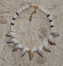 Boho-choker med vita snäckchips, kokos-heishi-pärlor och spiralformade snäckor. 18K guldpläterade rostfria stålbeslag, hypoaller