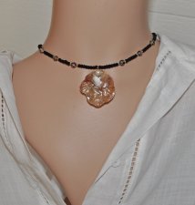 Elegant handgjord choker med mattsvarta seed beads, sällsynta vintage Swarovski Vitrail Dark II-kristaller (5 mm), naturligt ros