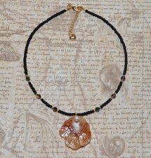 Elegant handgjord choker med mattsvarta seed beads, sällsynta vintage Swarovski Vitrail Dark II-kristaller (5 mm), naturligt ros