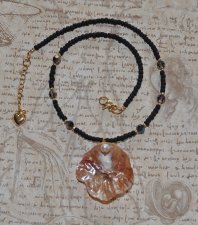 Elegant handgjord choker med mattsvarta seed beads, sällsynta vintage Swarovski Vitrail Dark II-kristaller (5 mm), naturligt ros