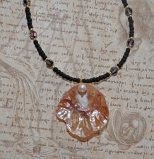 Elegant handgjord choker med mattsvarta seed beads, sällsynta vintage Swarovski Vitrail Dark II-kristaller (5 mm), naturligt ros
