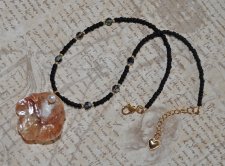 Elegant handgjord choker med mattsvarta seed beads, sällsynta vintage Swarovski Vitrail Dark II-kristaller (5 mm), naturligt ros