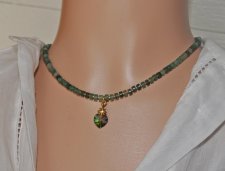 Unik choker med gröna aventurin-heishipärlor och äkta vintage Swarovski-hjärtkristall (#6228, Vitrail, 10 mm) i skiftande grönt,