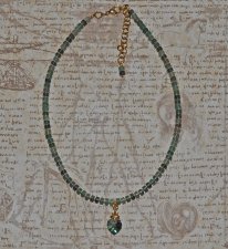 Unik choker med gröna aventurin-heishipärlor och äkta vintage Swarovski-hjärtkristall (#6228, Vitrail, 10 mm) i skiftande grönt,