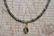 Unik choker med gröna aventurin-heishipärlor och äkta vintage Swarovski-hjärtkristall (#6228, Vitrail, 10 mm) i skiftande grönt,