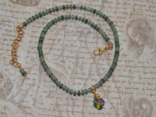 Unik choker med gröna aventurin-heishipärlor och äkta vintage Swarovski-hjärtkristall (#6228, Vitrail, 10 mm) i skiftande grönt,