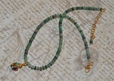 Unik choker med gröna aventurin-heishipärlor och äkta vintage Swarovski-hjärtkristall (#6228, Vitrail, 10 mm) i skiftande grönt,