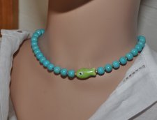 Handgjord choker med turkosa howlitepärlor och limegrön porslinsfiskpärla, justerbar med 18K guldpläterat rostfritt stål – unikt