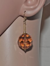 Vintageinspirerade statementörhängen med stora 20 mm akrylpärlor i mörk champagne från 1960-talet, gnistrande strass-rondeller o