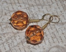 Vintageinspirerade statementörhängen med stora 20 mm akrylpärlor i mörk champagne från 1960-talet, gnistrande strass-rondeller o