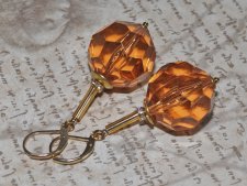Vintageinspirerade statementörhängen med stora 20 mm akrylpärlor i mörk champagne från 1960-talet, gnistrande strass-rondeller o