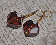 Vintage statement-örhängen med stora mörkt kastanjebruna akrylpärlor från 1960-talet, kombinerade med facetterade svarta spinell