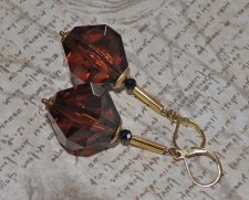 Vintage statement-örhängen med stora mörkt kastanjebruna akrylpärlor från 1960-talet, kombinerade med facetterade svarta spinell