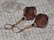 Vintage statement-örhängen med stora mörkt kastanjebruna akrylpärlor från 1960-talet, kombinerade med facetterade svarta spinell